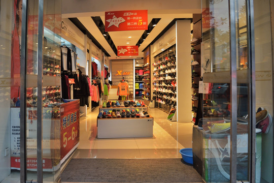 橱窗里的时尚密码 鞋帽零售店如何以模特吸引顾客